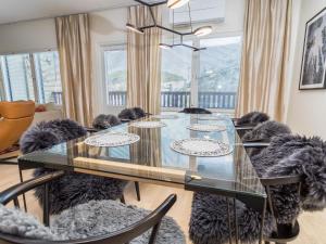 ein Esszimmer mit Glastisch und Stühlen in der Unterkunft Holiday Home Casa krogerus ruka by Interhome in Rukatunturi 