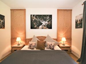 ギンツリングにあるApartment Wandegg by Interhomeのベッドルーム1室(両側にランプ2つ付)