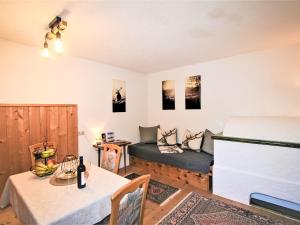 ギンツリングにあるApartment Wandegg by Interhomeのベッドとテーブルとソファのある部屋