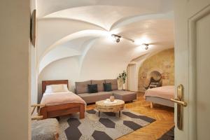 un salon avec un canapé et une table dans l'établissement Lazenska N4 Residence, à Prague