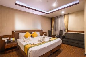 Rúm í herbergi á Yellow Pagoda Hotel