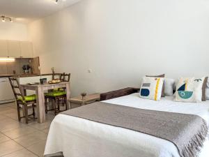 Postel nebo postele na pokoji v ubytování Studio Alpes et Lac 14 by Interhome