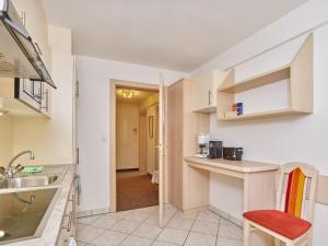 una cocina con fregadero y encimera en Apartment La Vita by Interhome, en Längenfeld