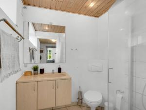 Bathroom sa Apartment Geraldine - 3-5km to the inlet by Interhome
