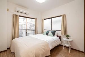 Rúm í herbergi á Japan style house two toile two shower 3ldk shinjuku 15 min shibuya 28 min tokyo 18 min