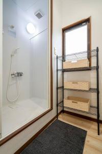 Baðherbergi á Japan style house two toile two shower 3ldk shinjuku 15 min shibuya 28 min tokyo 18 min