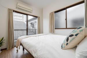 Rúm í herbergi á Japan style house two toile two shower 3ldk shinjuku 15 min shibuya 28 min tokyo 18 min