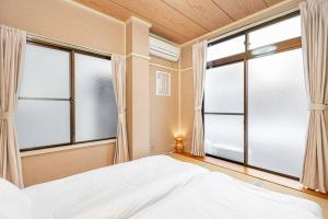 Rúm í herbergi á Japan style house two toile two shower 3ldk shinjuku 15 min shibuya 28 min tokyo 18 min