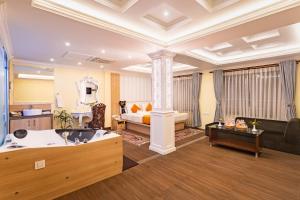 Rúm í herbergi á Yellow Pagoda Hotel