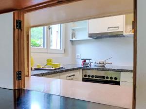 Una cocina con gabinetes blancos y una estufa. en Apartment Chalet Colette-1 by Interhome, en Grindelwald 37 fotos más