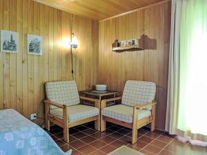 una habitación con dos sillas y una mesa y una cama en Apartment Chalet Colette-1 by Interhome, en Grindelwald