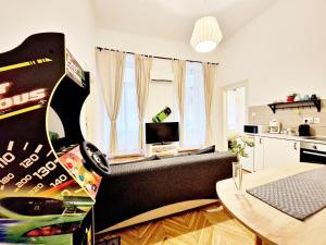 una sala de estar con un sofá y una mesa en Sega Rally Apartment Free Parking, en Budapest