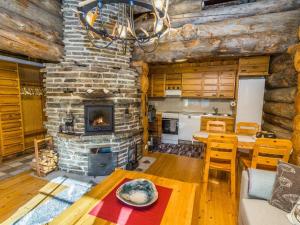 Eine Küche und ein Wohnzimmer mit einem Steinkamin in der Unterkunft Holiday Home Kelokanerva by Interhome in Rukatunturi  + 11 Fotos