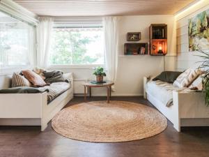 - un salon avec deux canapés et un tapis dans l'établissement Holiday Home Kottage by Interhome, à Littoinen
