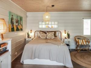 une chambre avec un lit et un lustre dans l'établissement Holiday Home Kottage by Interhome, à Littoinen 19 autres photos