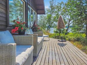 une véranda avec des meubles en osier et une table avec des fleurs dans l'établissement Holiday Home Kottage by Interhome, à Littoinen