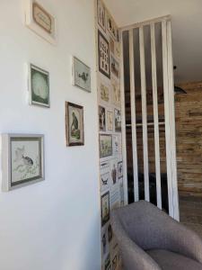una habitación con una pared con fotos. en Leu Repère - Location de Charme, en Saint-Leu