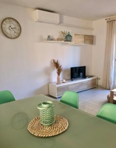 a green table with a vase on top of it at Apartamento Eucaliptus B - Delta del Ebro in L'Eucaliptus