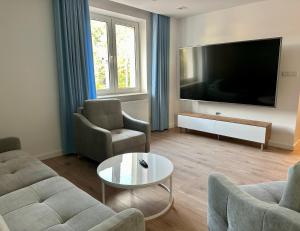 un soggiorno con una grande TV a schermo piatto di Apartament Mazurski a Nidzica