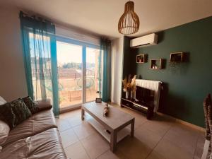 Ένα ή περισσότερα κρεβάτια σε δωμάτιο στο L'AMOUREUX DE NIMES : P3 + parking privé