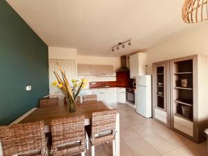 Η κουζίνα ή μικρή κουζίνα στο L'AMOUREUX DE NIMES : P3 + parking privé