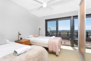 Katil atau katil-katil dalam bilik di Sea View Retreat Ocean Views Pool Spa