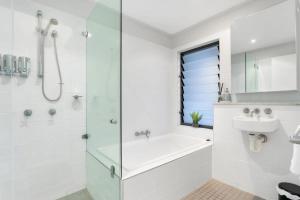 Bilik mandi di Sea View Retreat Ocean Views Pool Spa