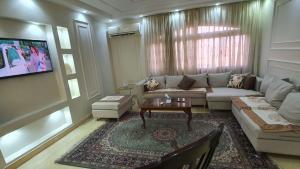 a living room with a couch and a table at شقة فاخرة لعائلة بالمهندسين in Cairo