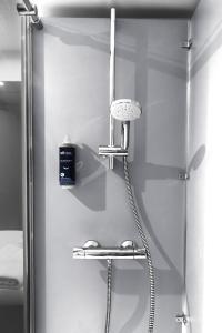 La salle de bains est pourvue d'une douche. dans l'établissement Brit Hotel Montpellier Parc Expo, à Pérols 7 autres photos
