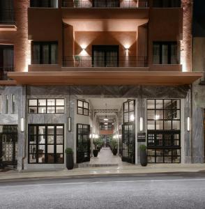 une vue extérieure d'un bâtiment la nuit dans l'établissement Anise, Aluma Hotels & Resorts, à Athènes