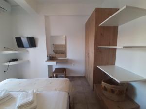 Postel nebo postele na pokoji v ubytování ΚΥΘΝΟΣ ΡΟΜΑΝΤΖΑ δωματιο 5