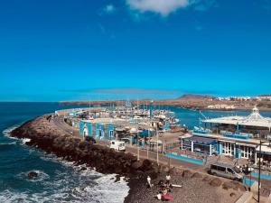 einen Pier mit einem Yachthafen mit Booten im Wasser in der Unterkunft Precioso apto vistas panorámicas Océano Atlántico in Las Galletas