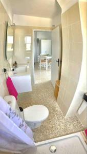 ein Badezimmer mit Toilette, Waschbecken und Badewanne in der Unterkunft Precioso apto vistas panorámicas Océano Atlántico in Las Galletas