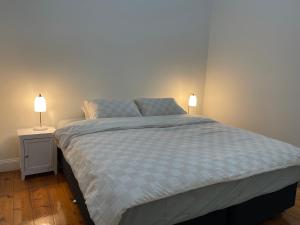 科布勒姆Riverside Hotel的一间卧室,两边都配有一张床和两盏灯