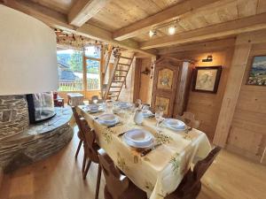 代米考迪亚Appartement Duplex 2 pièces, 4 couchages, proche pistes de ski, garage, Demi-Quartier - FR-1-597-16的带桌子和壁炉的餐厅