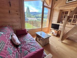 代米考迪亚Appartement Duplex 2 pièces, 4 couchages, proche pistes de ski, garage, Demi-Quartier - FR-1-597-16的小屋内的客厅配有沙发和电视