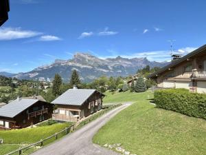 代米考迪亚Appartement Duplex 2 pièces, 4 couchages, proche pistes de ski, garage, Demi-Quartier - FR-1-597-16的通往山间房屋的道路