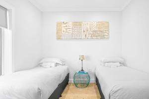 two beds sitting next to each other in a bedroom at Sensational Ocean Views In Maianbar in Maianbar