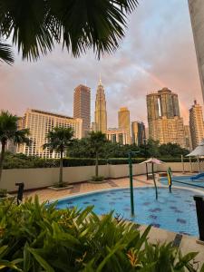 Una piscina con el horizonte de la ciudad al fondo en ABC PRiVATE RooM Klcc, en Kuala Lumpur