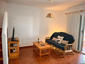 sala de estar con silla y mesa de centro en Casa Buenos Aires, en Punta Grossa