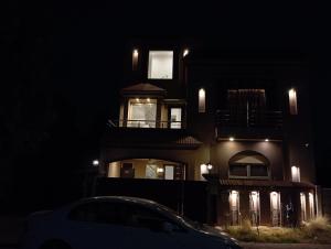 un edificio con un coche aparcado delante de él por la noche en Full Furnished House Entire Place No Sharing, en Rāmkot 3 fotos más