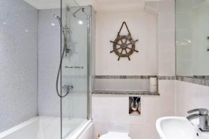 Un baño con ducha, lavabo y bañera. en Finest Retreats - Blue Horizon, en St Ives 15 fotos más