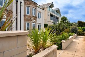 un edificio de apartamentos con plantas delante en Finest Retreats - Blue Horizon, en St Ives