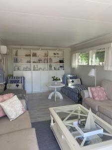 a living room with a couch and a table at Drømmested for idylliske dager in Skjoldastraumen