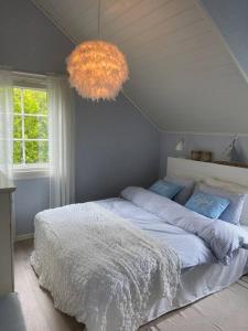 a bedroom with a large bed and a chandelier at Drømmested for idylliske dager in Skjoldastraumen