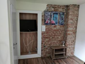 TV a/nebo společenská místnost v ubytování Villa Kunterbunt