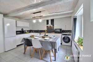 Kuchyň nebo kuchyňský kout v ubytování Le Roc'h Mousse Gîte de Charme en Centre Finistère