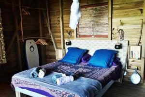 Postel nebo postele na pokoji v ubytování cabane entre les arbres