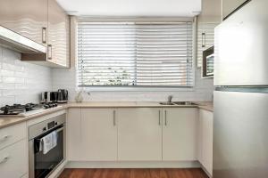 Η κουζίνα ή μικρή κουζίνα στο Seaside Escape Private Balcony BBQ +6 φωτογραφίες