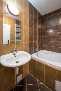 Koupelna v ubytování Valašský Hotel a Pivní lázně OGAR + 33 fotografií